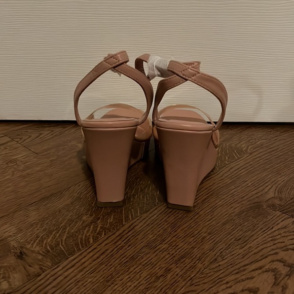 Baby Pink wedged heel. Never been worn. Size 6 - Picture 3 of 3